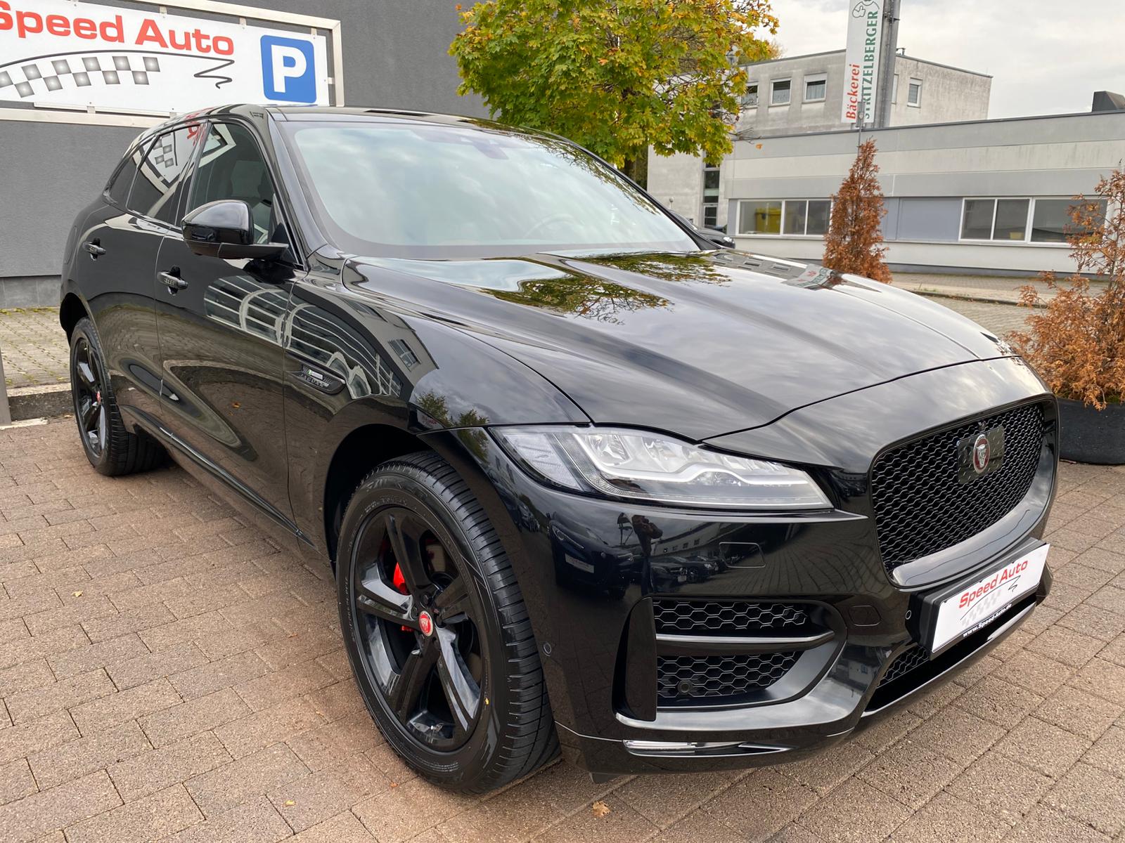 Jaguar SUV vor dem Autohaus Speed Auto