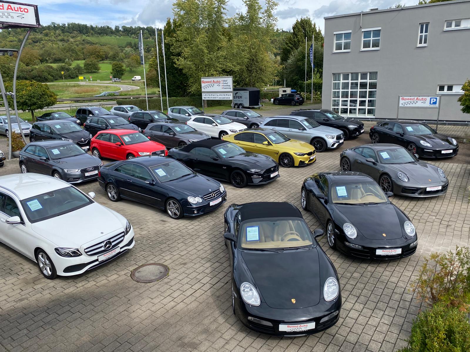 Fahrzeugbestand mit Sportwagen und Limousinen auf dem Hof