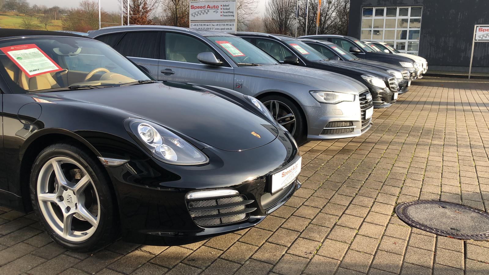 Porsche und Audi Reihe auf dem Platz von Speed Auto